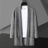 Chandails pour hommes Automne style coréen mode pull pour hommes épaissir et velours hommes cardigan tricoté pull manteau rayure veste mâle S-5XL 231030