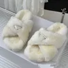 10a laine Luxurys Designers Femmes Slippers Slide Cross Cross Fur Furn Fourn du peluche Furry Sandales chaudes et confort