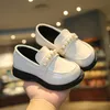 Zapatillas de deporte Zapatos de cuero para niñas para fiesta escolar Boda Niños Mocasines negros Resbalón en pisos para niños Moda Estilo británico Perlas Rebordear 231030