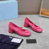 Designer Nya klänningskor Loafers Cat Heels Low Heels Wedding Spring Summer Fashion Shopping Bekväm rund huvud Inverterade triangelläderskor