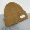 Designer ny stickad hatt beanie lyxbrev stickad avslappnad motorhuv Klassisk sport fast färg unisex varma hattar högkvalitativa par hattar julklapp