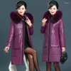 Женская кожаная благородная фиолетовая утепленная верхняя одежда средней длины для мамы, зимнее пальто из овчины, женское пальто с большим меховым воротником и капюшоном
