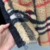 Kurtka z kapturem Kurtka Women Winter Jacket Classic Trime Modna luksusowa luksusowa lambowola z długim rękawem.