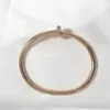 Brazalete para mujer, pulsera de aleación de alta calidad con clavos brillantes, joyería de lujo europea, regalo de amor para fiestas navideñas. 231027