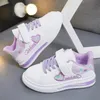 Stiefel Kinder Schuhe 2023 Sommer Kinder Mode Casual Sport Haken Schleife Liebe Stickerei Prinzessin Mädchen Turnschuhe Vielseitig 231030