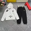 Mode enfants vêtements de créateurs ensemble et pantalons bébé filles garçons survêtement de luxe designers lettre à manches longues à capuche vêtements pour enfants