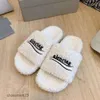 Aristocrático Feminino b Shearling Casal Balencaiiga Bordado Chinelo Palavra Sandália 2023 Paris Família Pelúcia Carta Furry One Outerwear Sandálias Novo EEY3