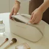 Kosmetiktaschen Hüllen für Frauen Elegante PU-Leder-Make-up-Tasche Reise-Toilettenartikel-Organizer Aufbewahrung Hangbag Korean Carryon Makeup Tote 231030