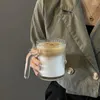 Vinglas 380 ml mugg nisch ins glas vatten koppar med handtag vertikalt mönster kaffekopp flicka frukost mjölk restaurang juice tazas