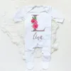 Rompers Personlig baby Sleepsuit Custom Babygrow Flower Letter Spädbarn Bodysuit Girl Söta kläder Bron Duschgåva 231030