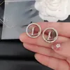 Designer de marque de luxe simple lettrage plaqué or 18 carats géométrie des ongles célèbre femme ronde cristal strass perle boucles d'oreilles bijoux de fête de mariage