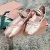 Lusso Parigi Balletto Stilista Scarpe da ballo professionali 2023 Ballerine in raso Piattaforma mm Bowknot Bocca poco profonda Scarpa singola Sandali piatti moda