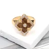 Anello con fritillaria naturale in stile palazzo, design di nicchia, aperto con intarsio di diamanti, dito che mangia erba portafortuna