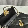 Woc Fashion Bolso de hombro para mujer 17/20 cm Piel de oveja suave Diamante a cuadros Hardware dorado Hebilla de metal Bolso de lujo Pequeña bola dorada Cadena Matelasse Bolsos cruzados