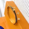 23ss Marca Designers Homens Mulheres Bangle Pulseira Presbiopia Prata 18K Banhado A Ouro Flor Antiga Jóias De Aço Inoxidável Amor Casais Acessórios De Moda S070