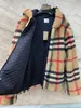 Kurtka z kapturem Kurtka Women Winter Jacket Classic Trime Modna luksusowa luksusowa lambowola z długim rękawem.