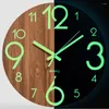 Orologi da parete Luce notturna Orologio dal design semplice e alla moda Appeso Orologi moderni silenziosi Rotondi senza ticchettio Reloj Pared Articoli per la decorazione della casa