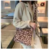 Kvällspåsar leopard tryck axel kvinnor väska vinter mjuk faux päls damer hand väskor avslappnad fluffig crossbody messenger väska bolsa feminina 231030