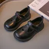 Sneakers barn läderskor för skola svarta uniformer flickor loafers mångsidiga kärlek ihåliga pojkar enkla brittiska vindbarn 231030