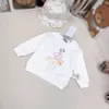 Nuevos chándales para bebés, conjunto de otoño para niños, talla 66-100, suéter de cuello redondo con logo impreso y pantalones deportivos, incluye sombreros, 25 de octubre