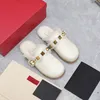 Mezze pantofole in lana con borchie di design rivetto da donna ciabatte invernali in pelle con punta avvolgente cintura in pelle scarpe basse in pelliccia pantofole piatte da donna tacco di alta qualità