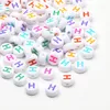 100st Colorful A-Z Letter Acrylic Beads Platt runda lösa distanspärlor för handarbete DIY-smycken som gör armband tillbehör Fashion smyckebeads
