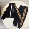 Klasik F Mektup Çocuk Giysileri Lüks Erkek Kızlar Tasarımcı Giyim Ceket Pantolon Moda Çocuk Gözlük Giyim İki Parçalı Set CSD2310306