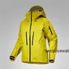 Dameshoodie Arcterys Designer Jackets Archaeopteryx ALPHA SV GTX PRO Hard Shell Charge-jas voor dames Geelgroen/Lampyre L HBDU