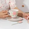 Tazze Piattini Tazza da caffè in ceramica rosa goffrata con piattino Cucchiaio Set da tè fatto a mano Regali di compleanno unici per matrimoni Tazza dipinta a mano creativa