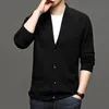 Мужские свитера Корейский кардиган Мужской свитер Вязаный верх Мужская одежда Черный свитер с длинными рукавами и v-образным вырезом Свитер оверсайз Куртка Мужское пальто S-3XL 231030