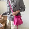 Axelväskor mocka hinkväska högkvalitativ själväska designer cross body väska kvinnors veckade dragkammare väska väska