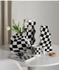Vasi 2023 Nordic Classic Vento Vaso a scacchiera in ceramica Decorazione della casa Ornamenti Arte semplice Regali di compleanno per uomo e donna