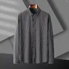 メンズカジュアルシャツ2023春と秋のスタイルプラスサイズレギュラーフィット長スリーブシャツ薄い非アイロンビジネスフォーマルストライプ