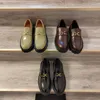 새로운 계절 드레스 신발 금속 로고 로퍼 신발 신발 세련된 소 가죽 클래식 로퍼 편안한 신발 여성 디자이너 신발 공장 신발 크기 35-40 상자