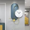 ウォールクロックリビングルームクロックピースハンドギフトアートユニークなナンバーホームラウンドモダンホワイトデザイナーベッドルームホルロゲの装飾