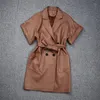 Kvinnor läder 2023 vårrock kvinnor fårskinn lapel kort ärm bälte avslappnad vindbrytare mujer show tunn elegant chic brun manteau