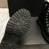 Kvinnors chunky klackar 5 cm ankelstövlar designer fårskinn mocka med dragkedja quiltad textur hårdvara matelasse västerländsk motorcykel chelsea boot utomhus fritidssko