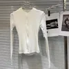 Camisetas para mujer Borvemays Tops elásticos plisados Mujeres con cuello en V Diseño de botones de metal sexy Color sólido Manga larga Camiseta delgada Invierno 2023