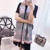 Hochwertige Kaschmir Pashmina Schal Luxusmarke Italienischer Stil Schal heiße neue Geschenke Modezubehör Winter Womens Boutique Feste Farbgedruckte warmem Schal