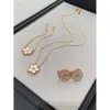 Diseñador de moda 4/Trébol de cuatro hojas V Oro Cuatro Hierbas Abanico dorado Collar de un solo diamante Mujer Fritillaria blanca Ágata roja Colgante clásico 18 Rosa K Cerradura Cadena de hueso