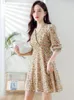 Casual klänningar 2023 Kvinnor Autumn Fashion Bohemian Gold Floral Print Dress High Waist V Neck Short-Sleeve Holiday Party Mini Retro