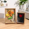 Decorative Figurines Wooden Po Frame With Bouquet Flowers Rose Crochet Flower Finished Handcraft Gift For Lovers Desktop Decor