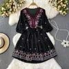 Casual Dresses Bohemian Dress for Women Embroidery Floral V-Neck Elastic Midje med bälte Lace-up Holiday Beach Vestidos Folds Dropship