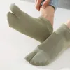 Chaussettes masculines de style japonais Coton deux doigts pour hommes peignés Toe Toe non glissée invisible respirant à tube bas solide