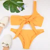 Kobiety bikini żółte na jedno ramię w klatce piersiowej Knitted biquini seksowne dwuczęściowe kostium kąpielowy Kobiety Niski talia stały zestaw