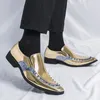 Zapatos de vestir Gran Bretaña Moda Hombres Puntiagudos Negro Oro Remache Charm Casual Penny Mocasines Formal Boda Calzado Zapatos Hombre