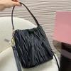 Kvinnliga lyxdesigner Bucket Bag Classic Pleated Totes Ladies Handbags Leather Crossbody Bags Drawstring Mini Underarm Påsar