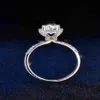 Håller blommor Style 925 Sterling Silver Moissanite Wedding Party Anniversary Ring for WomenPass Diamond Test Round284f