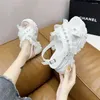 Sandały z tyłu sumer luksusowe kapcie Kobieta 2023 Sandał Kobiety Summer Ladies Water Buty Sneakers Sports Shooes Produkty