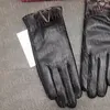 Gants de conduite d'hiver pour femmes, gants de Ski en cuir noir pour l'extérieur, mitaines chaudes pour écran tactile, mitaines de styliste en métal avec lettres en peau de mouton